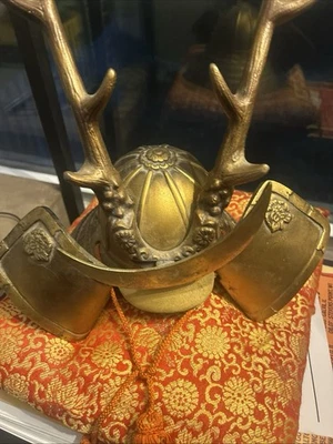 Casco Samurai Japonés -Yamanaka Shikanosuke Kabuto - Color Dorado   Foto 1 de 2