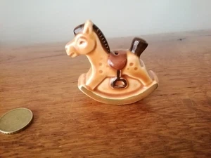 Goebel Vintage Porzellan Anhänger Weihnachten Pferd chaukelpferd hell braun 6 cm - Bild 1 von 3