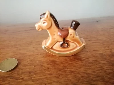 Goebel Vintage Porzellan Anhänger Weihnachten Pferd chaukelpferd hell braun 6 cm - Bild 1 von 3