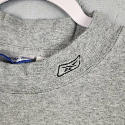 Camisa Reebok De Colección Para Hombre Gris Manga Larga Cuello Simulado Logo Atlético Gimnasio Aire Libre Foto 1 de 4