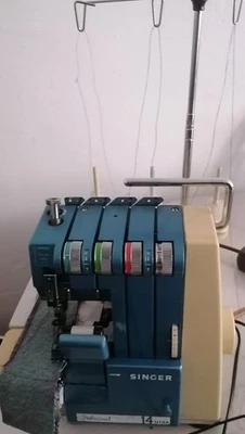 Singer Overlock Nähmaschine 14U13A, Gebraucht für Ersatzteile, Funktioniert - Bild 1 von 4