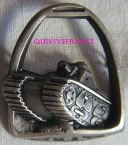 IN23329 - Abzeichen 1. Leichte Division, Panzer im Bügel, versilbertes Metall matriziert - Bild 1 von 2