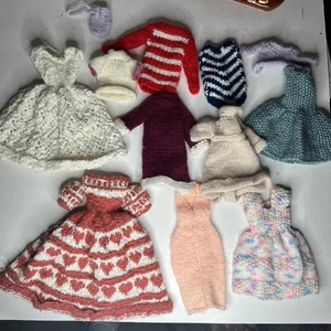Juego de 10 piezas de ganchillo hecho a mano de ropa de Barbie de los años 70 artesanía experta de colección - Imagen 1 de 12