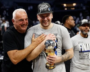 Luka Doncic West Finals Jugador Más Valioso Trofeo Dallas Mavericks 8x10 NBA Baloncesto Foto - Imagen 1 de 1