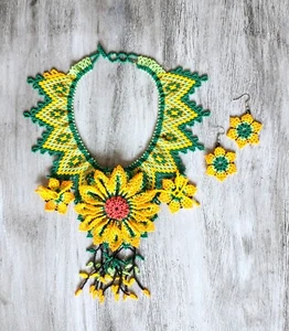 Conjunto de collar y pendientes de cuentas de semillas arte huichol verde girasol - Imagen 1 de 5