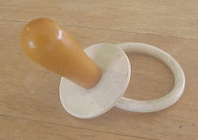 Chupete de dentición vintage de baquelita para bebé, caramelo y blanco. Foto 1 de 4