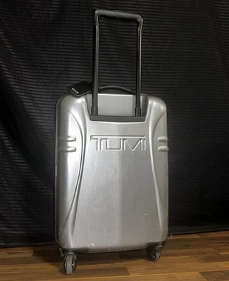Maleta de equipaje de mano Tumi 21” rígida giratoria de 4 ruedas plateada USADA (LEER) Foto 1 de 4