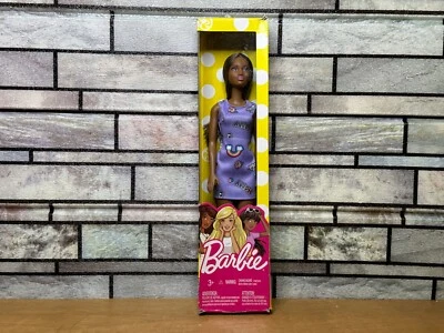 芭比多种族娃娃 FJF15 紫色连衣裙带运动鞋,我们每天发货 USPS — 第 1/2 张图片