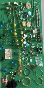 LOTE de collares y pulseras pendientes colgantes chatarra joyas diversas vintage - Imagen 1 de 10
