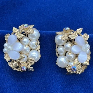 Vintage Faux Pearl Aurora Borealis MOP Gold Tone Flowers Clip-on Earrings - Picture 1 of 6