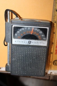 Radio transistor vintage GE General Electric modelo 7-2515 P4715 - Imagen 1 de 5