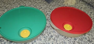 2 contenedores de almacenamiento de ventilación de vapor TUPPERWARE de colección verde rojo 3 cuartos de galón - Imagen 1 de 2