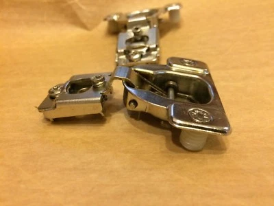 Bisagras de marco frontal de cierre automático Ferrari 1/4" superposición Blum Cup tornillo 2 piezas por $1,00 Foto 1 de 2