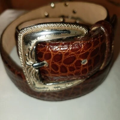 Cinturón Italiano de Cuero Marrón Cocodrilo con Hebilla Ajustable Tono Astilla y 2 Conchos Laterales Foto 1 de 4