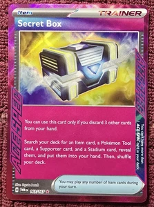 Caja Secreta Pokémon 163/167 Mascarada Crepúsculo ACE SPEC Entrenador Holo COMO NUEVO - Imagen 1 de 6