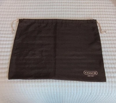 Funda para bolsa antipolvo Coach marrón satinado con cordón para bolso mediano 15" × 19" Foto 1 de 4