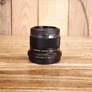 Gebrauchtes Olympus M Zuiko 45mm F1.8 schwarz Micro Four Thirds Objektiv - Bild 1 von 4