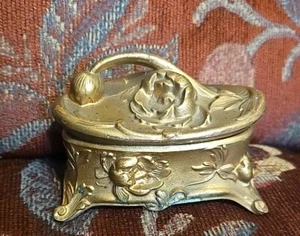 Ataúd de joyería con patas Art Nouveau flores en tono dorado en la tapa - Imagen 1 de 9