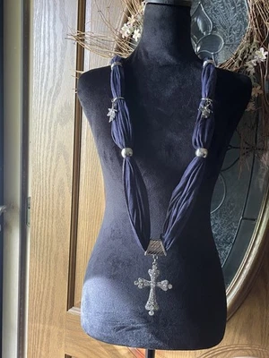 Cachecol feminino azul marinho com berloques cruzados tom prata universal elegante 38” 4x2,5 - Imagem 1 de 4