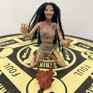 Mezco Attack Of The Living Dead Serie 1 Hellen Pale Skin Grinning Actionfigur - Bild 1 von 7