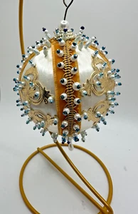 Palla vintage raso perline spilla fatta a mano decorazione natalizia impreziosita oro 5" - Foto 1 di 4