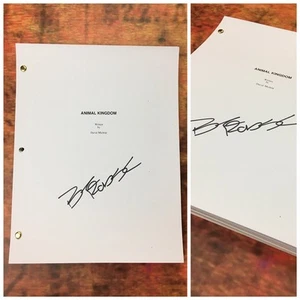 GFA Animal Kingdom - Craig * BEN ROBSON * Autografo Firmato Episodio TV Sceneggiatura COA - Foto 1 di 3