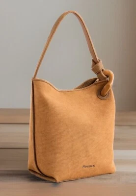 AUTÉNTICO NUEVO CON ETIQUETAS $950 JW Anderson Jwa Corner Lona y Gamuza Cubo Hobo-Carmel Foto 1 de 4