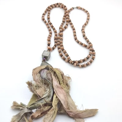 Colar de borla de seda marrom creme, metal e cristal bege sari - Imagem 1 de 4