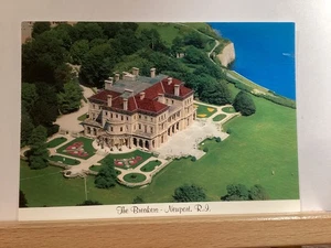 Veduta aerea di The Breakers/Ochre Point Ave: Newport, RI - Cartolina d'epoca - Foto 1 di 3