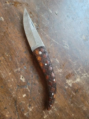 手工制作大马士革折叠口袋刀木柄带设计 — 第 1/4 张图片