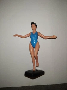 ANCIEN KINDER MONTABLE VINTAGE – femme gymnaste - Picture 1 of 2