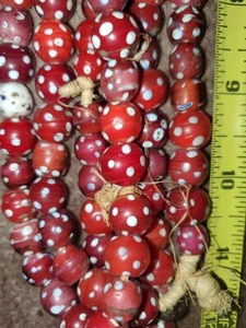 Afrikanische Handelsperlen rot und weiß Stinktier Perlen 1 Strang - Bild 1 von 4