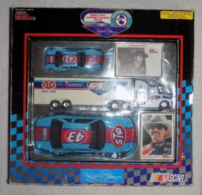RARO RICHARD PETTY 1992 FAN APRECIATION TOUR SET Foto 1 de 2