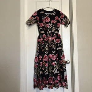 Schwarzes kurzärmliges Kleid mit Blumenstickerei von Pink + Sophie - Größe S - Bild 1 von 7