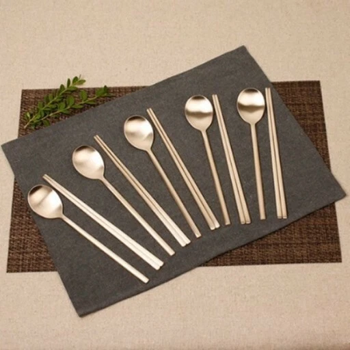 Juego de 5 cucharas y palillos artesanales coreanos de cobre/latón (incluye restos) Foto 1 de 4