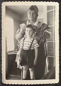 Foto Giudaica ~ Pregare il nonno ebreo a Tefillin & Tallit benedice il nipote - Foto 1 di 3