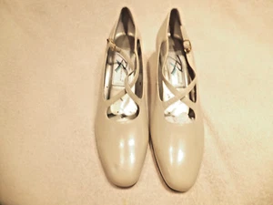 Ros Hommerson- Beige Leather 2 1/4" Heels Pumps Sz.8M  - Picture 1 of 11