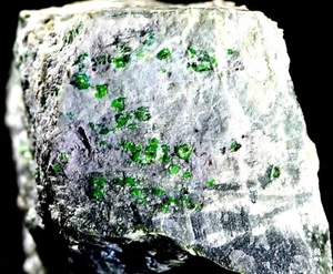 RARE GREEN GROSSULAR IN PECTOLITE! JEFFREY MINE, QUEBEC,CANADA 3.5 X 2 X 3 CM N2 - Picture 1 of 3