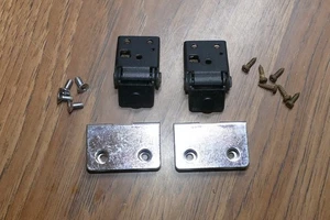 Par de bisagras de cubierta antipolvo AKAI para tocadiscos AP-100, AP-100C AP-003, AP-005, AP-207 - Imagen 1 de 5