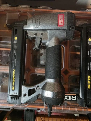 Senco~Finish Pro 15~Clavadora de acabado~calibre 18~ Clavadora de acabado de 5/8” a 1 1/4” Foto 1 de 2