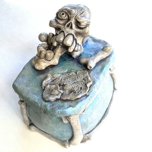 Handmade Pirate Skull & Bones, Collectible Trinket Box, Sculpture in Cast Stone - Picture 1 of 18
