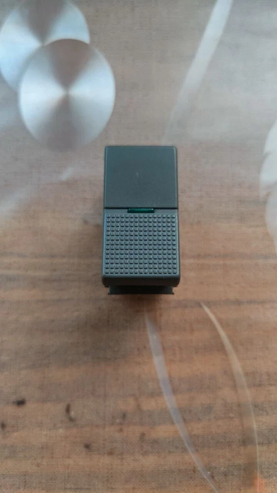 Interruttore luminoso verde 16A Legrand ERGO art. 700 01. ULTIMO! - Immagine 1 di 2