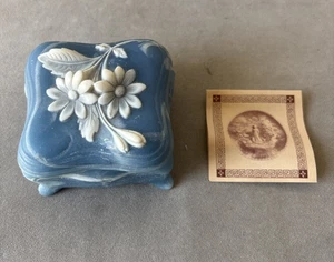 Joyero con bisagras de piedra tallada azul Incolay con flores blancas 3D de colección - Imagen 1 de 5