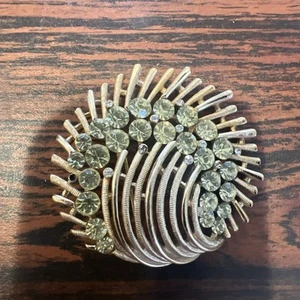 Vintage Trifari pseudo gold and gemstone brooch/pin - Picture 1 of 5