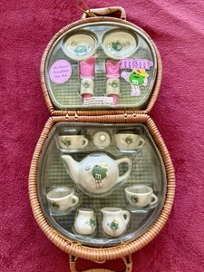 Juego de té verde M&M para niños de 16 piezas porcelana en cesta de mimbre vintage NUEVO - Imagen 1 de 4
