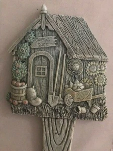 UNIQUE GARDEN SHED POT STAKE WITH RAISED TOOLS/VEGETABLE RESIN PALE GREEN STURDY - Picture 1 of 8