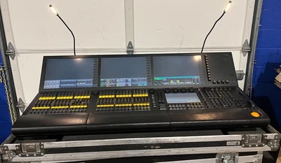 Consola de iluminación grandMA2 tamaño completo con estuche de carretera Foto 1 de 4