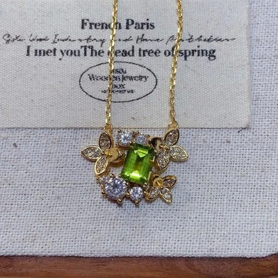 Collar de piedras preciosas verdes de 2 quilates con colgante de peridoto natural de plata de ley 925 Foto 1 de 4