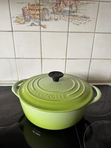 Le Creuset 20 cm Kiwigrün Gusseisen Kasserolle Topf mit Deckel - Bild 1 von 3