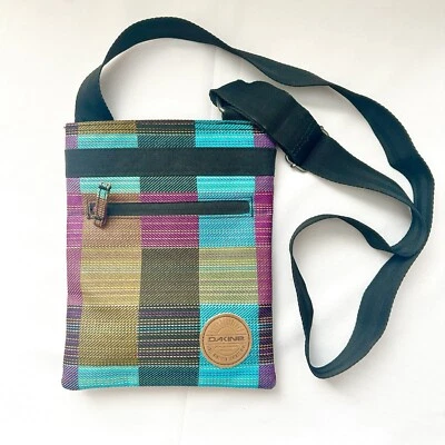 Bolsa de viagem DAKINE JIVE tiracolo multicolorida xadrez cáqui-azul-petróleo-roxo design - Imagem 1 de 4